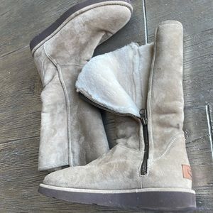 Woman’s 7 UGG boot